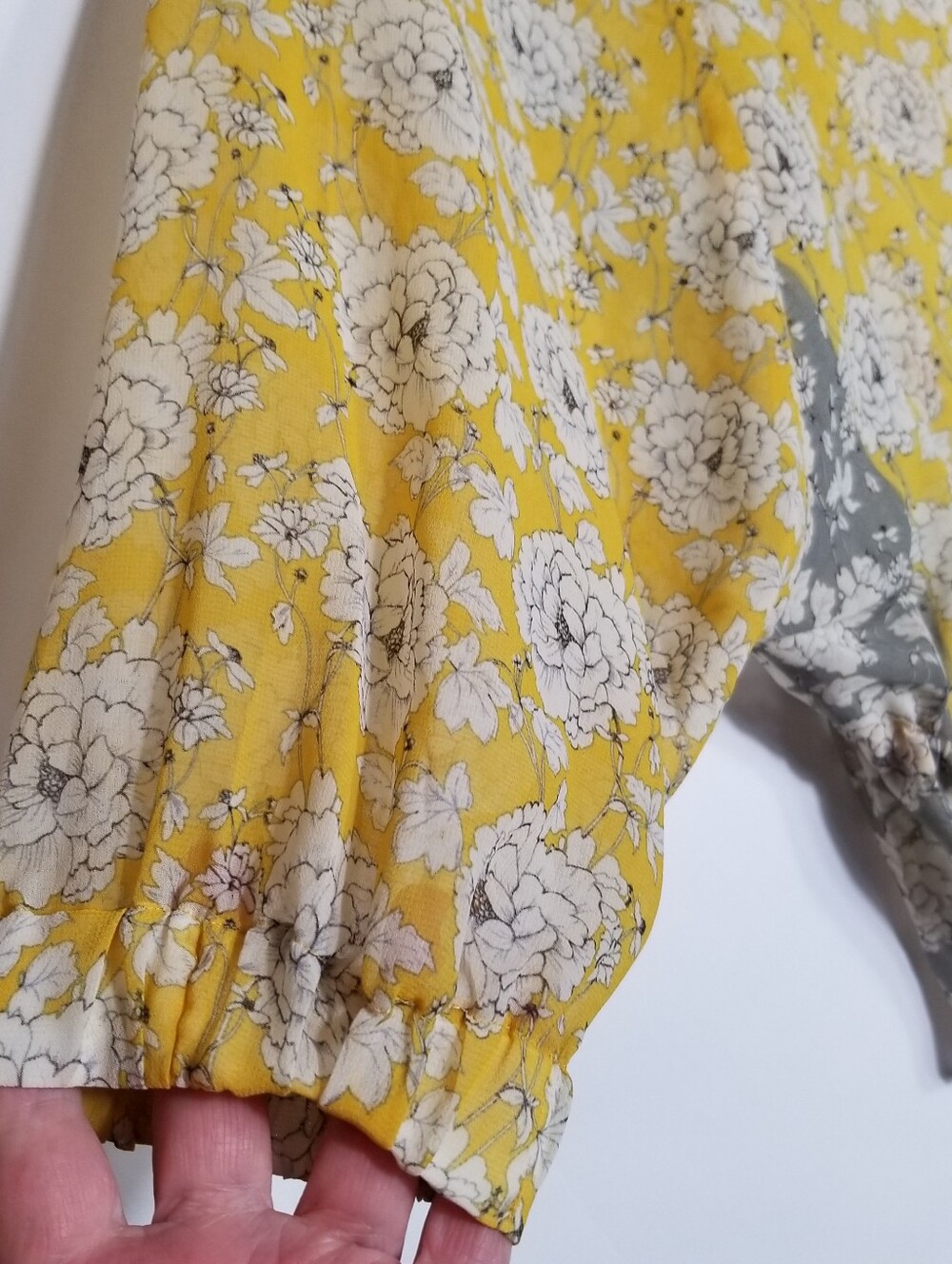 Cabi Amelia Top Women's Small Yellow Gathered Blouse  Peasant Floral Chiffon - Picture 4 of 9